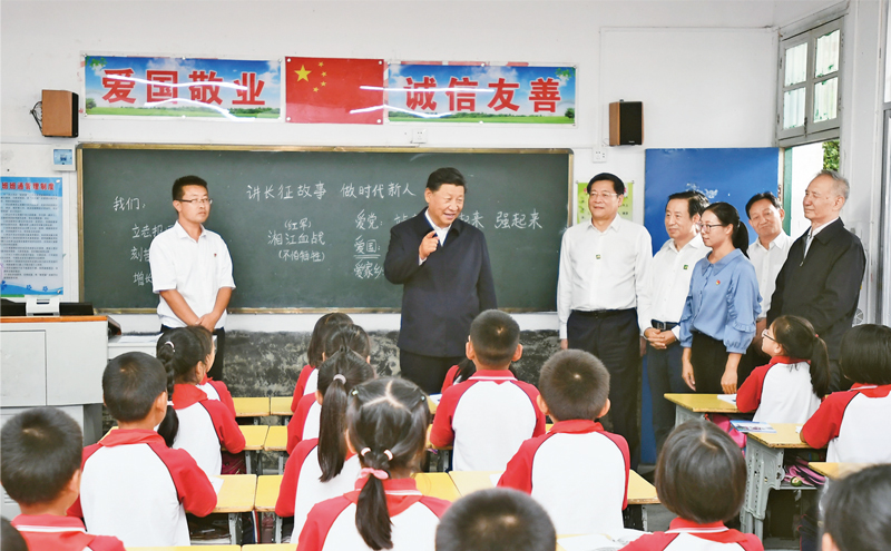 2020年9月16日至18日，中共中央總書(shū)記、國(guó)家主席、中央軍委主席習(xí)近平在湖南考察。這是16日下午，習(xí)近平在郴州市汝城縣文明瑤族鄉(xiāng)第一片小學(xué)，同正在上思政課的同學(xué)們親切交流。 新華社記者 謝環(huán)馳/攝