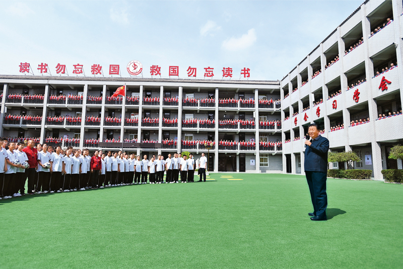 2021年9月13日至14日，中共中央總書(shū)記、國(guó)家主席、中央軍委主席習(xí)近平在陜西省榆林市考察。這是14日上午，習(xí)近平在綏德實(shí)驗(yàn)中學(xué)考察時(shí)，同師生親切交流。 新華社記者 謝環(huán)馳/攝